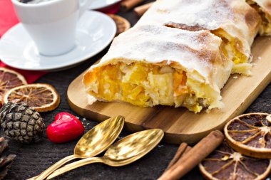 Strudel muhallebi ve turuncu ile.