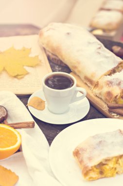 Strudel muhallebi ve turuncu ile