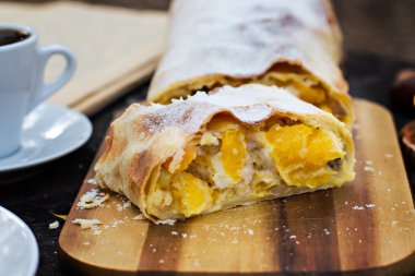 Strudel muhallebi ve turuncu ile
