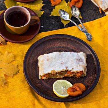 Elma, kabak, kayısı, limon ile Strudel