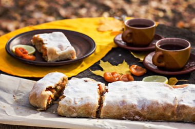 Elma, kabak, kayısı, limon ile Strudel
