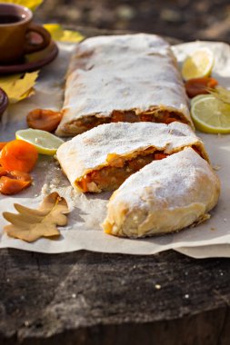 Elma, kabak, kayısı, limon ile Strudel.