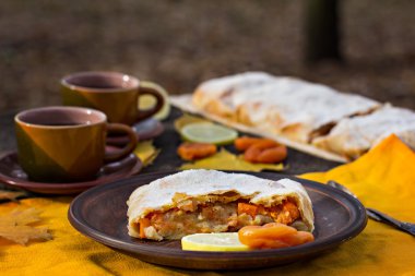 Elma, kabak, kayısı, limon ile Strudel.