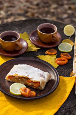 Elma, kabak, kayısı, limon ile Strudel.