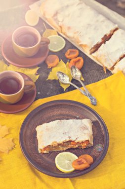 Elma, kabak, kayısı, limon ile Strudel.