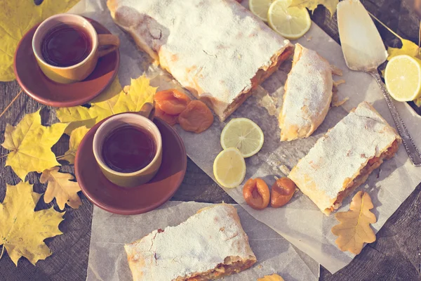 Elma, kabak, kayısı, limon ile Strudel.