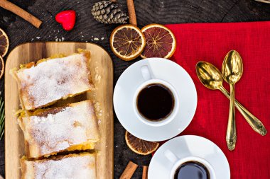 Strudel muhallebi ve turuncu ile