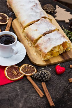 Strudel muhallebi ve turuncu ile