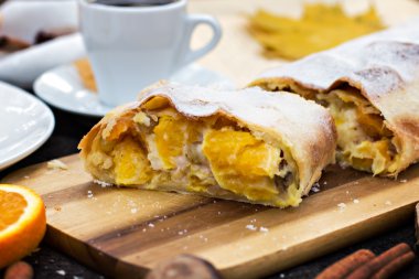 Strudel muhallebi ve turuncu ile.