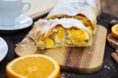 Strudel muhallebi ve turuncu ile.