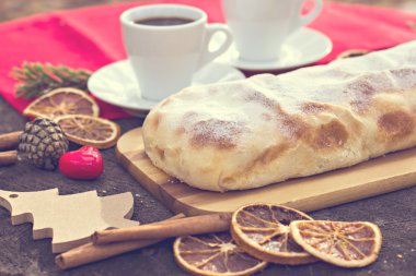 Strudel muhallebi ve turuncu ile