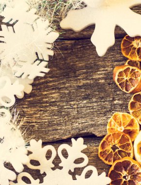 çam dalları ve yılbaşı süsleri