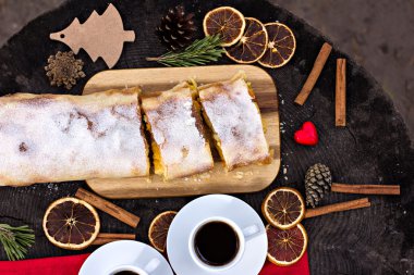Strudel muhallebi ve turuncu ile.