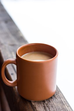 Bir fincan sıcak bir içecek ile