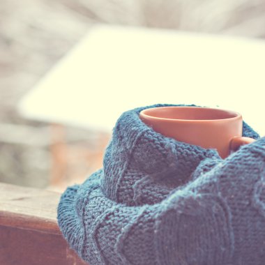 Bir fincan sıcak bir içecek ile