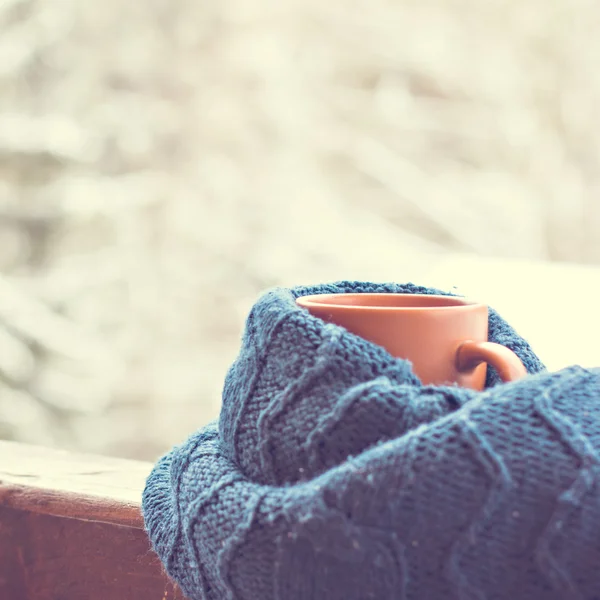 Bir fincan sıcak bir içecek ile