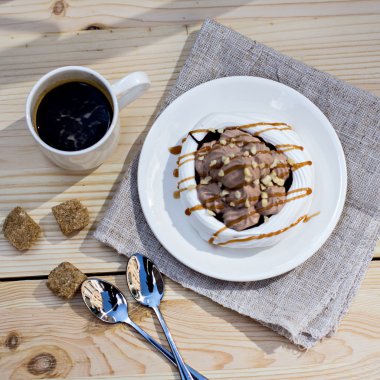 Beyaz meringues kahverengi çikolata ile