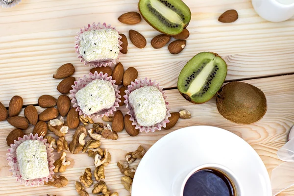 Hausgemachte Süßigkeiten mit Kokosnusspulver — Stockfoto