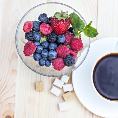 Yaz meyveleri ve bir fincan kahve