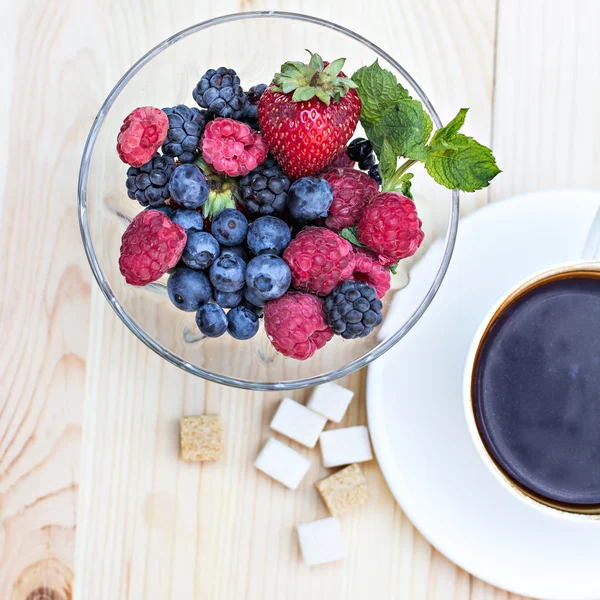 Sommar bär och en kopp kaffe — Stockfoto