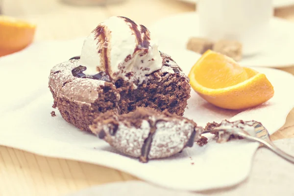 Шоколадный торт с горячим десертом — стоковое фото