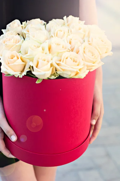 Μπουκέτο με λευκά τριαντάφυλλα — Φωτογραφία Αρχείου