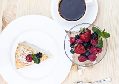 Napolyon kek çilek ile