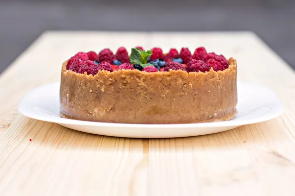 Cheesecake with fresh berries — Stock Photo, Image