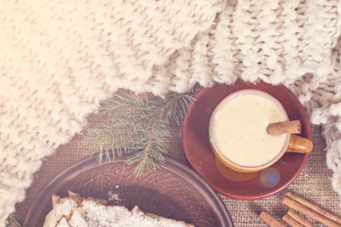 Bir fincan kahve, tarçın, pasta, örme atkı