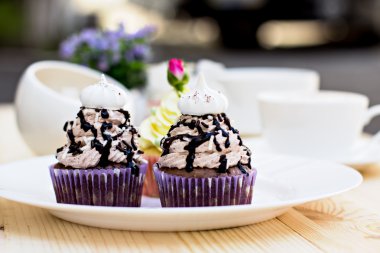 Çikolata ile çikolatalı kek