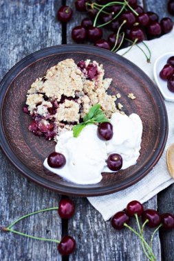 Ev yapımı kiraz dondurma ile harap