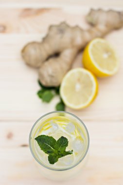 Limonata limon ve zencefil
