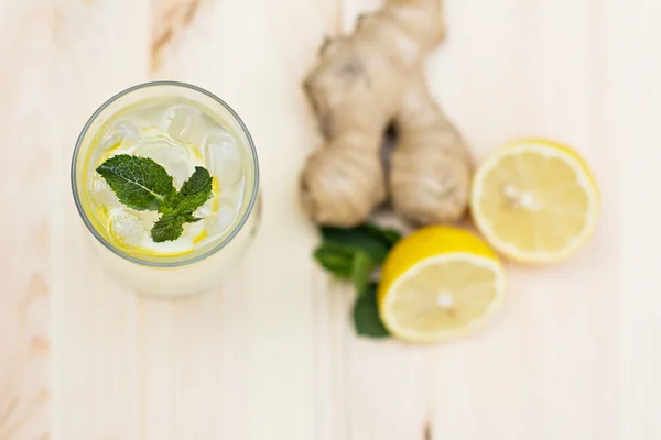 Limonada com limão e gengibre — Fotografia de Stock