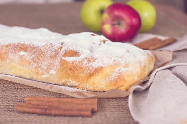 Apple strudel, elmalı turta