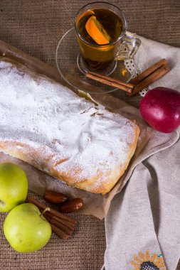 Apple strudel, elmalı turta
