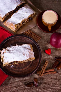 Apple strudel, elmalı turta,