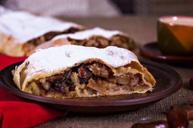 Apple strudel, elmalı turta,