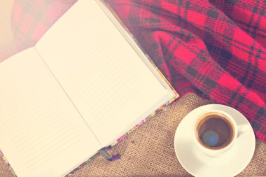 Kahve, ekose, pasta ve bir dizüstü bilgisayar