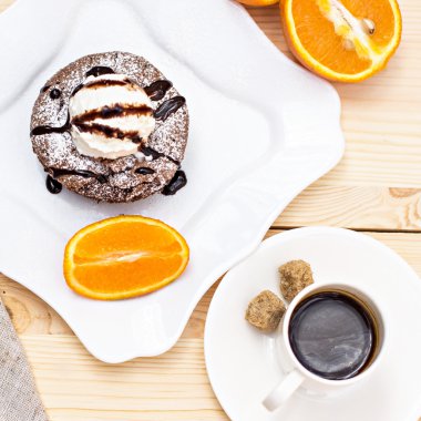 Sıcak tatlı çikolata kek fondan