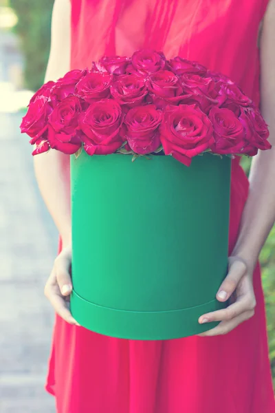 Ramo de rosas rojas en una caja —  Fotos de Stock