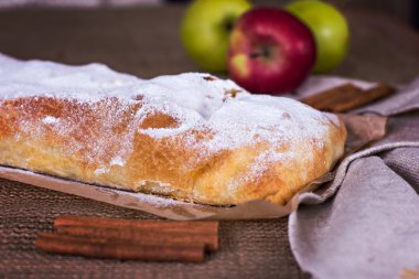Apple strudel veya elmalı turta
