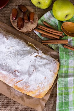 Apple strudel veya elmalı turta