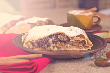 Apple strudel veya elmalı turta