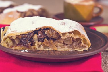 Apple strudel veya elmalı turta
