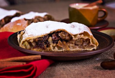 Apple strudel veya elmalı turta