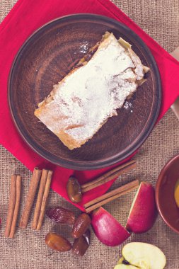 Apple strudel veya elmalı turta