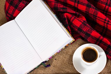 Çay, ekose, pasta ve bir kitap