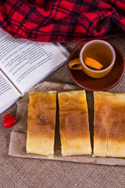 Çay, ekose, pasta ve bir kitap