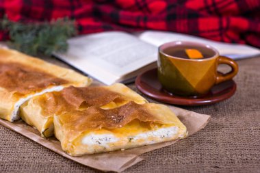 Çay, ekose, pasta ve bir kitap.