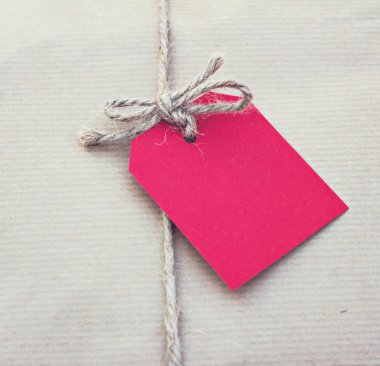 kraft kağıt ile kırmızı kart hediye